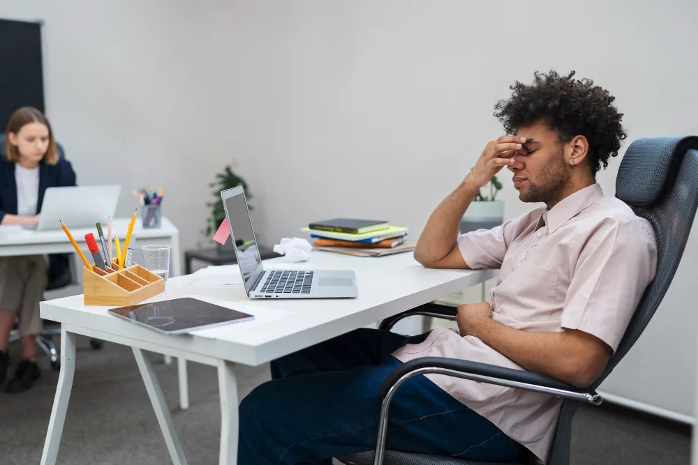 What are the common symptoms of adult ADHD?